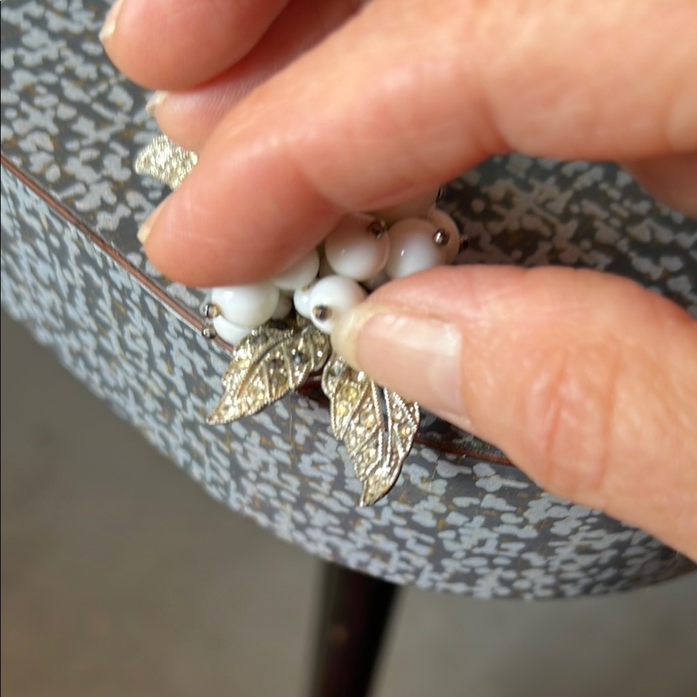 Mariam Haskell (?) white glass and studded unsigned bracelet and brooch - Picture 16 of 16